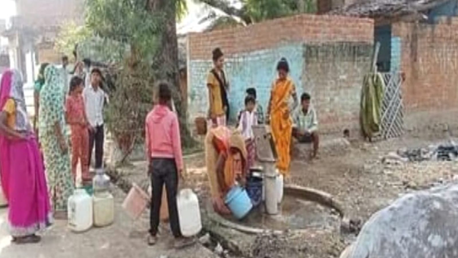 पानी के लिए तड़पता जनजीवन: सरकार की मेज पर"आल इज वेल, "प्रशासन तमाशबीन ?
