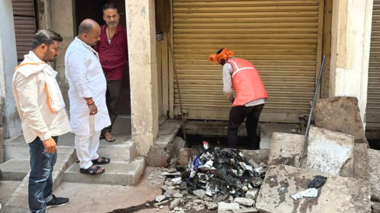 प्रतिनिधि अंकित गुप्ता 'आराम हराम' है की तर्ज पर कर रहे काम: 'युद्धस्तर' पर सफाई अभियान !