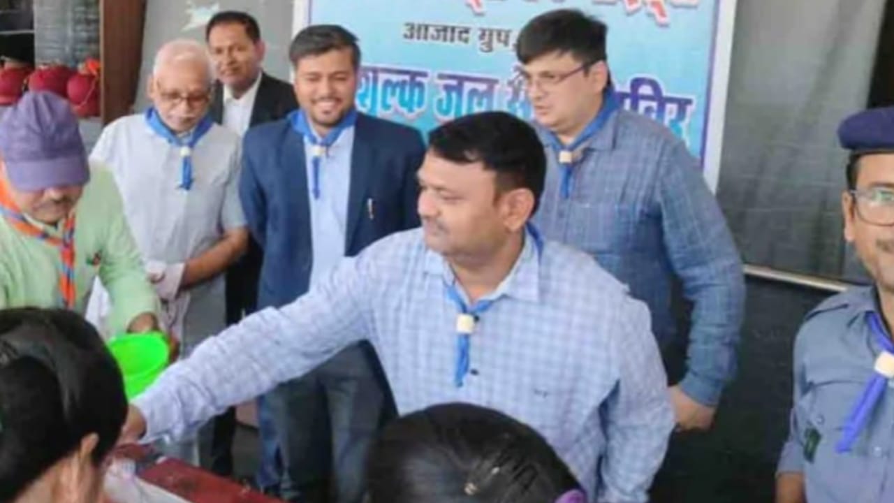 प्यास से तड़पते स्टेशन पर 'सेवा का झरना' फूटा: समाज को दी 'राहत' की असली मिसाल