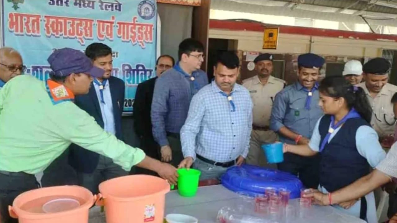 प्यास से तड़पते स्टेशन पर 'सेवा का झरना' फूटा: समाज को दी 'राहत' की असली मिसाल