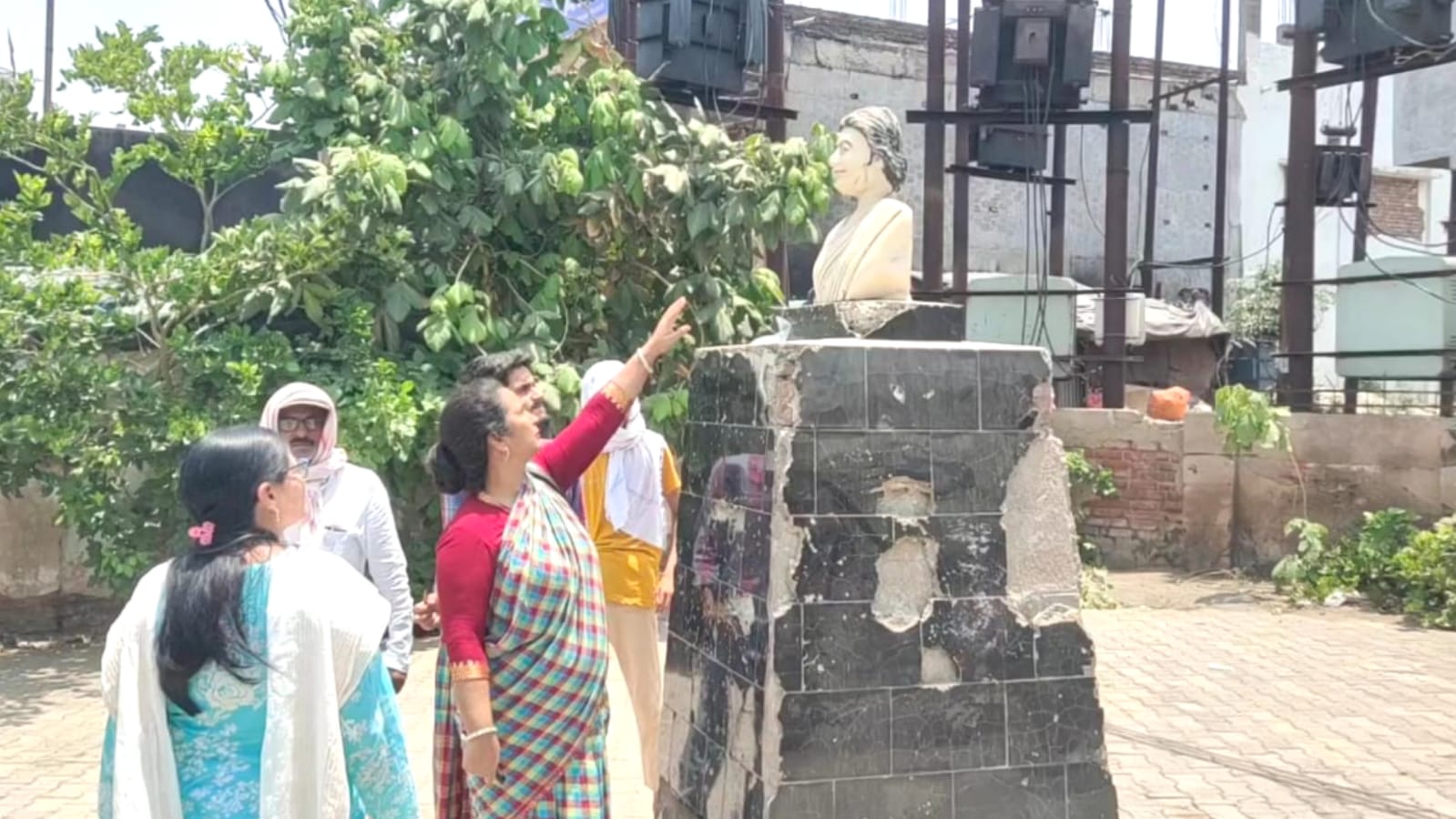 इंदिरा पार्क बना उपेक्षा का शिकार: स्वच्छता की उड़ रही धज्जियां, जिम्मेदारों पर उठा सवाल !