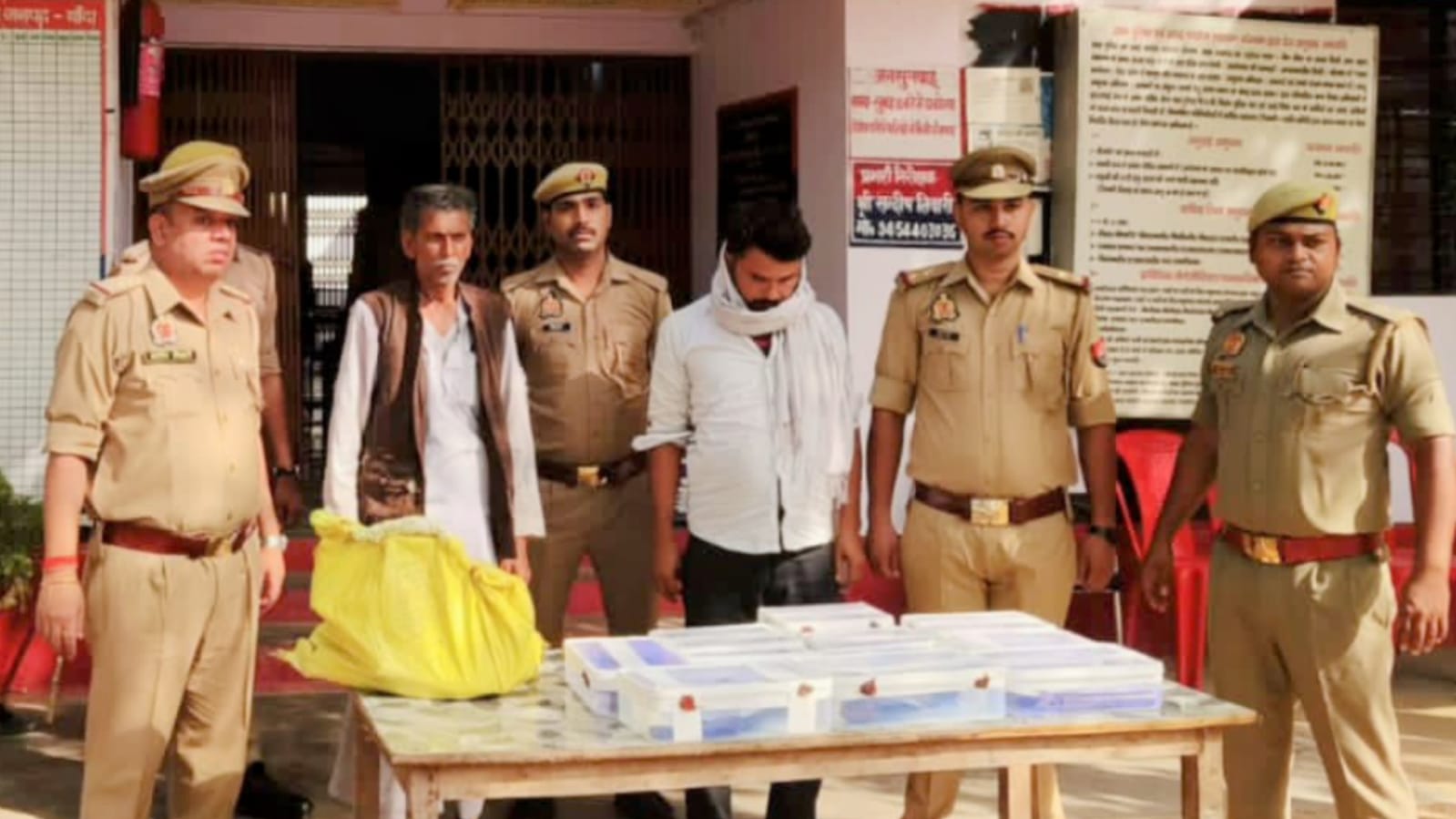 घर के अंदर 'गन फैक्ट्री' : तैयार हो रहे थे तमंचे, हथियारों का जखीरा हुआ बरामद
