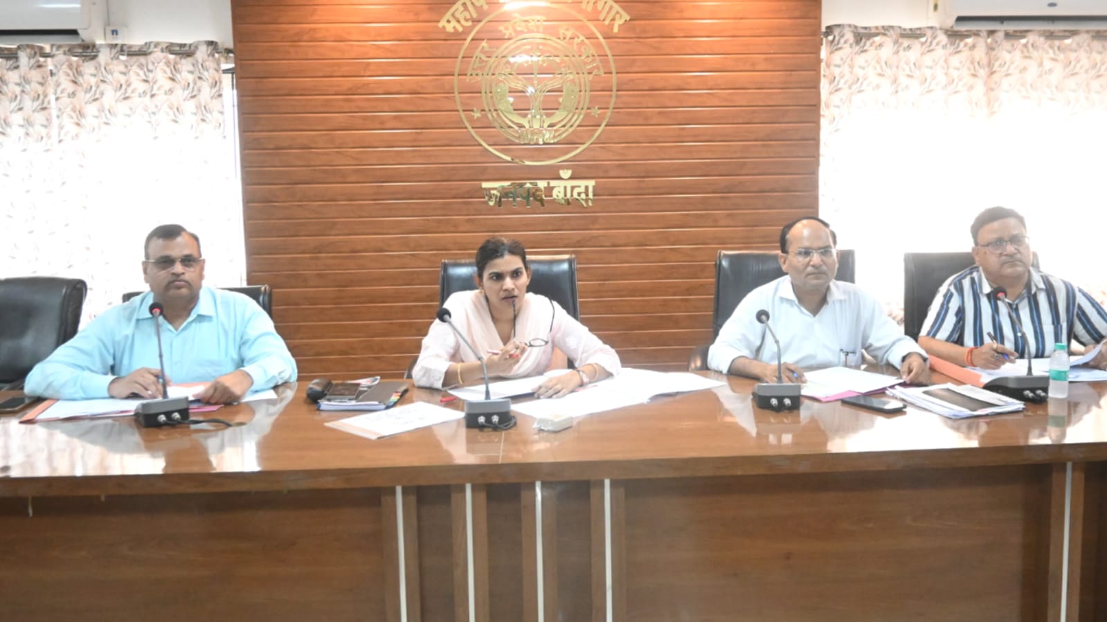 डीएम जे रीभा ने अफसरों को लगाई 'फटकार':नहीं चलेगी लटकाओ भटकाओ की नीति