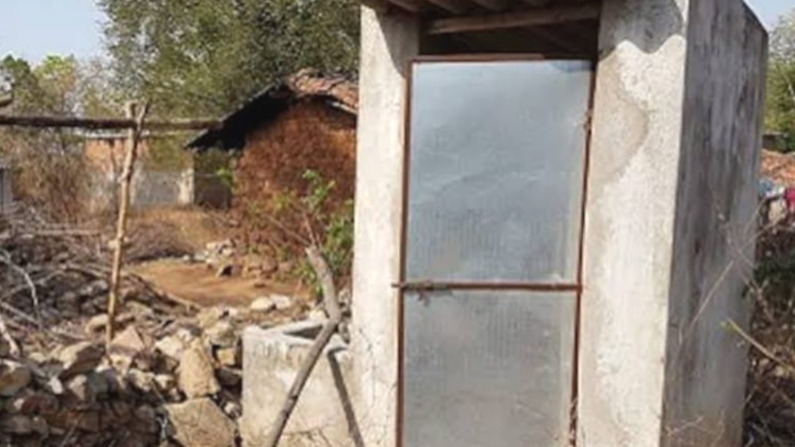 भ्रष्टाचार के 'गड्ढे' में धंसी स्वच्छ भारत योजना: बिना सत्यापन के उड़ाए गए लाखों, नोटिस से हड़कंप !