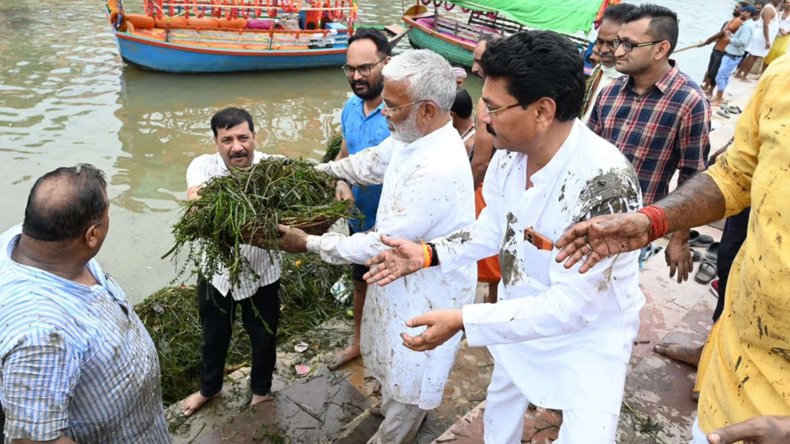 मंत्री स्वतंत्र देव एवं रामकेश का 'मां मंदाकिनी' को नमन: खुद नदी में उतर किया 'स्वच्छता का महायज्ञ'