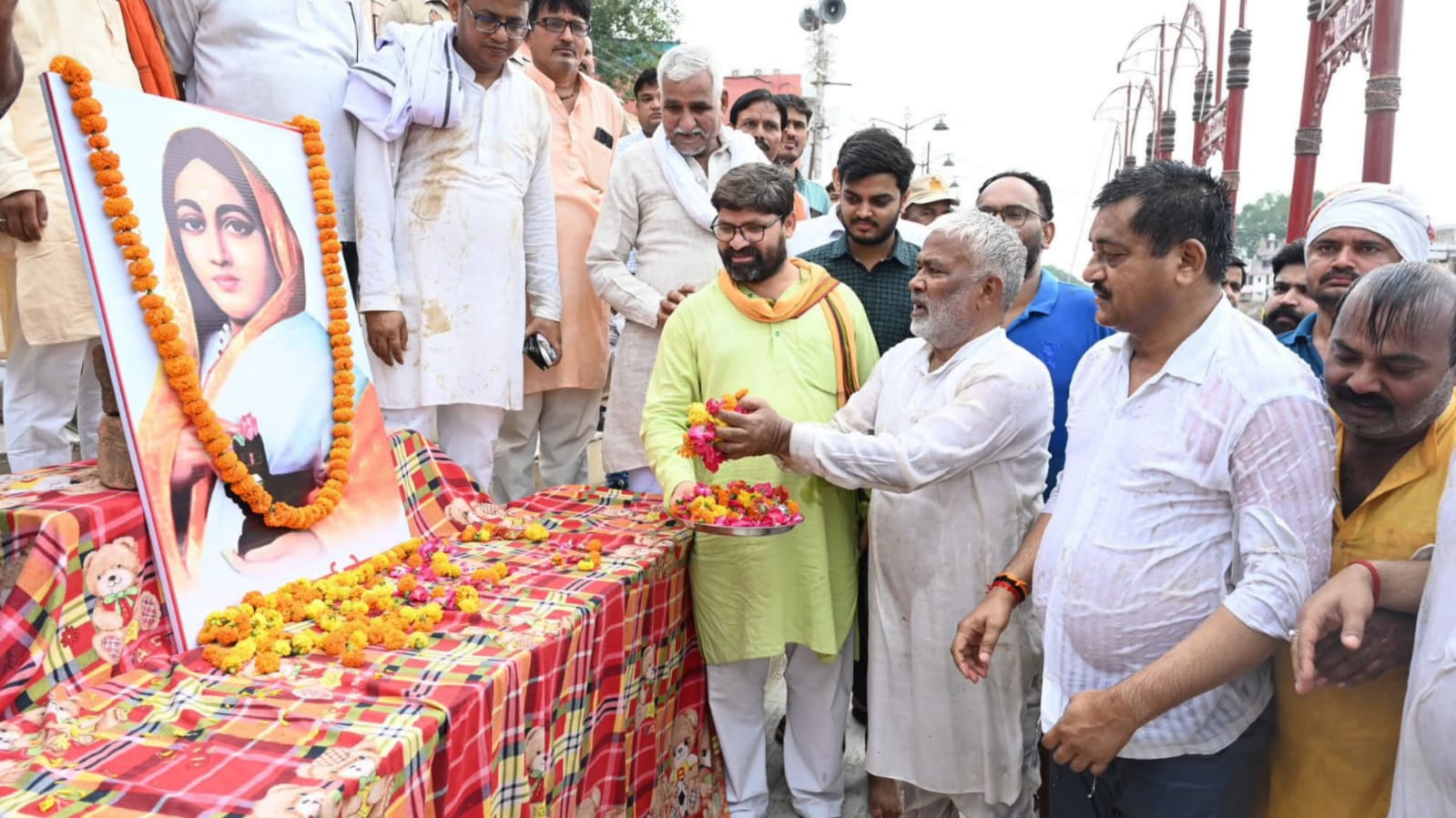 मंत्री स्वतंत्र देव एवं रामकेश का 'मां मंदाकिनी' को नमन: खुद नदी में उतर किया 'स्वच्छता का महायज्ञ'