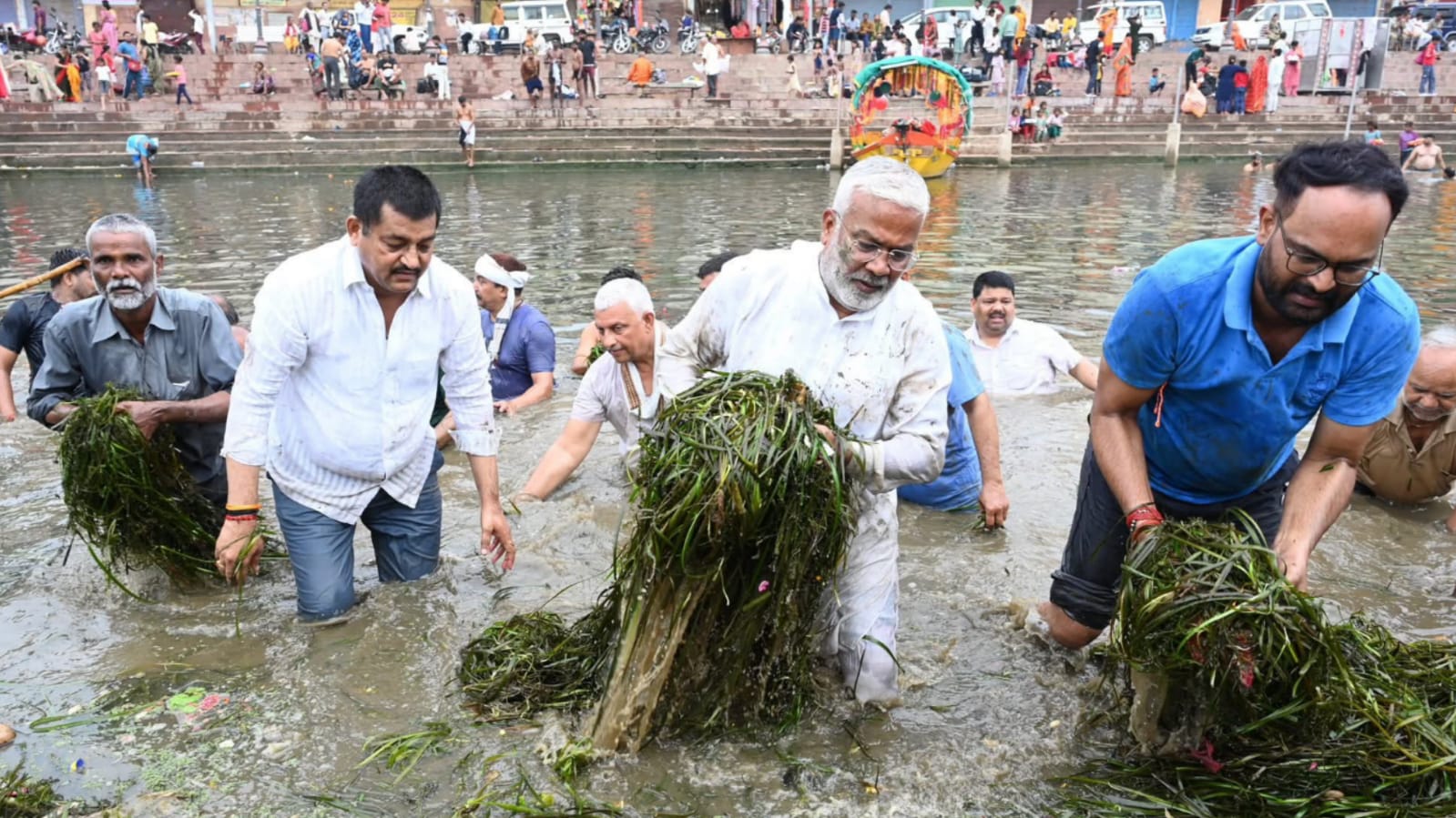 मंत्री स्वतंत्र देव एवं रामकेश का 'मां मंदाकिनी' को नमन: खुद नदी में उतर किया 'स्वच्छता का महायज्ञ'