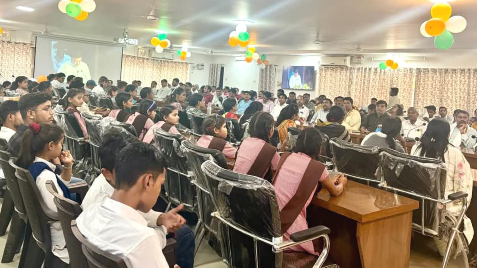 शिक्षा के यज्ञ में बांदा ने चढ़ाई आहुति: मेधावी बच्चों को मिला सम्मान, प्रधान हुए गौरवान्वित