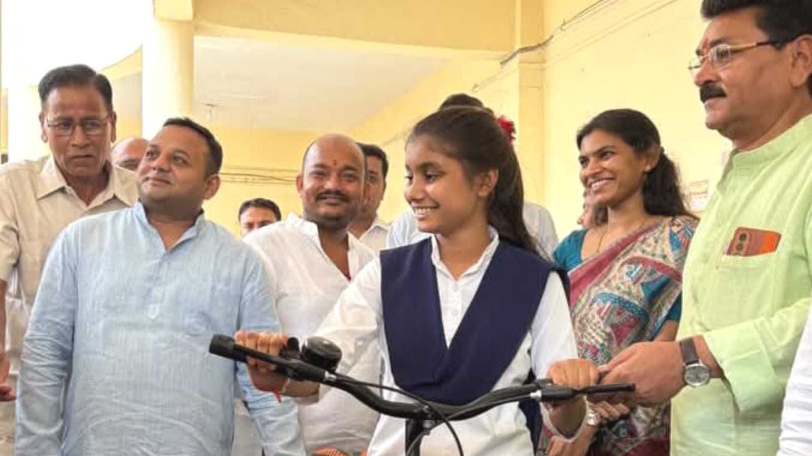 शिक्षा के यज्ञ में बांदा ने चढ़ाई आहुति: मेधावी बच्चों को मिला सम्मान, प्रधान हुए गौरवान्वित