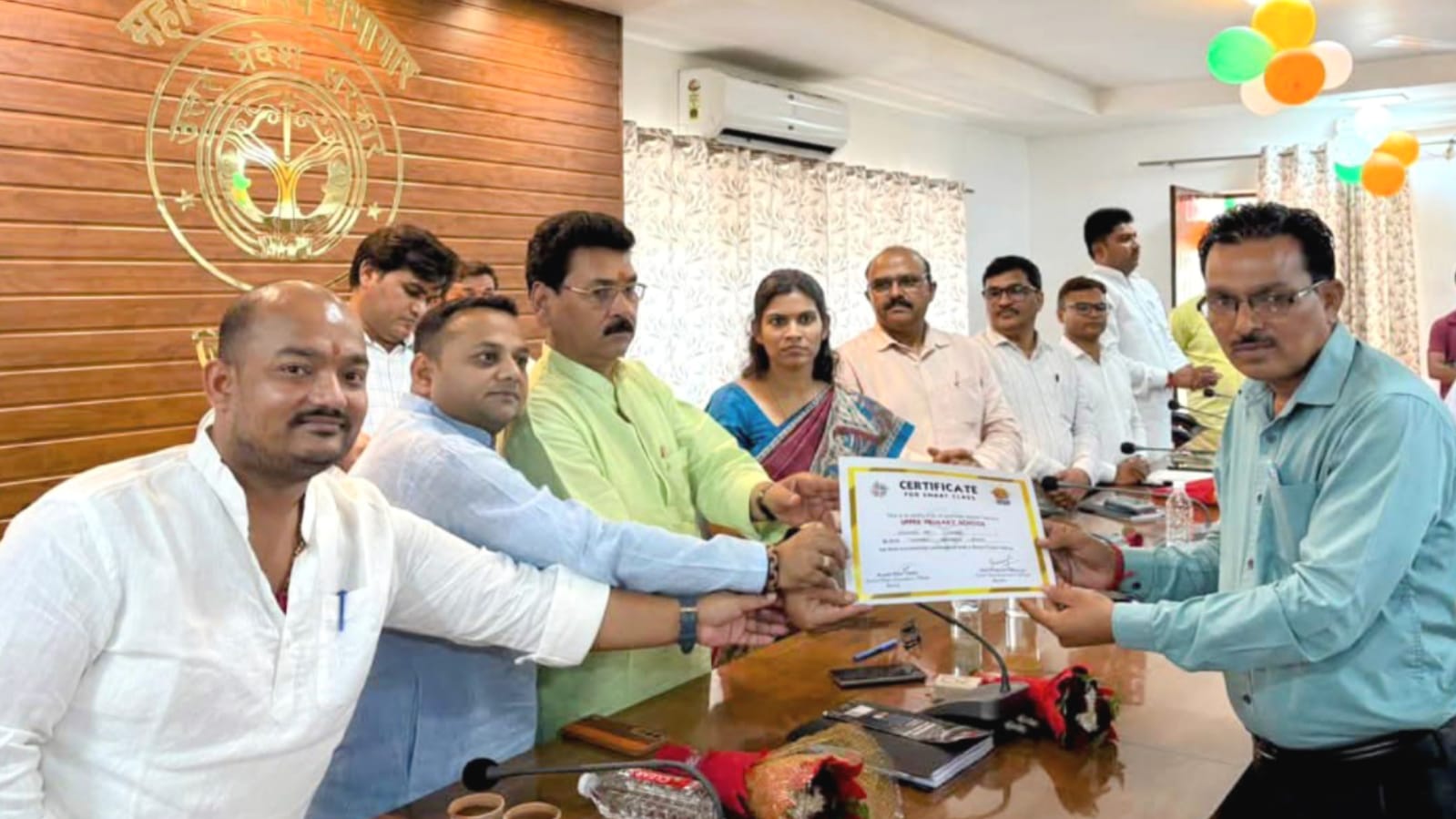 शिक्षा के यज्ञ में बांदा ने चढ़ाई आहुति: मेधावी बच्चों को मिला सम्मान, प्रधान हुए गौरवान्वित