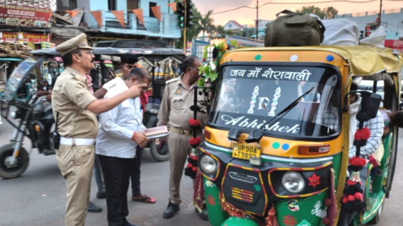 प्रशासन का चला डंडा: बेलगाम 105 वाहनों पर जुर्माना, 50 से अधिक ई-रिक्शा हुए सत्यापित