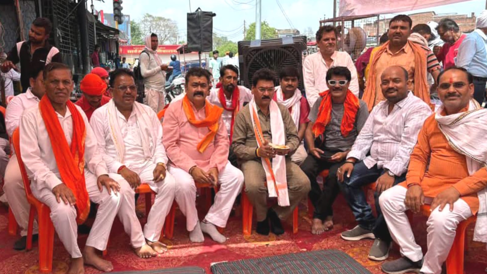 प्रतिनिधि अंकित ने पेश की धर्म सेवा की मिशाल: बड़े मंगल पर बांटा श्रद्धा का प्रसाद