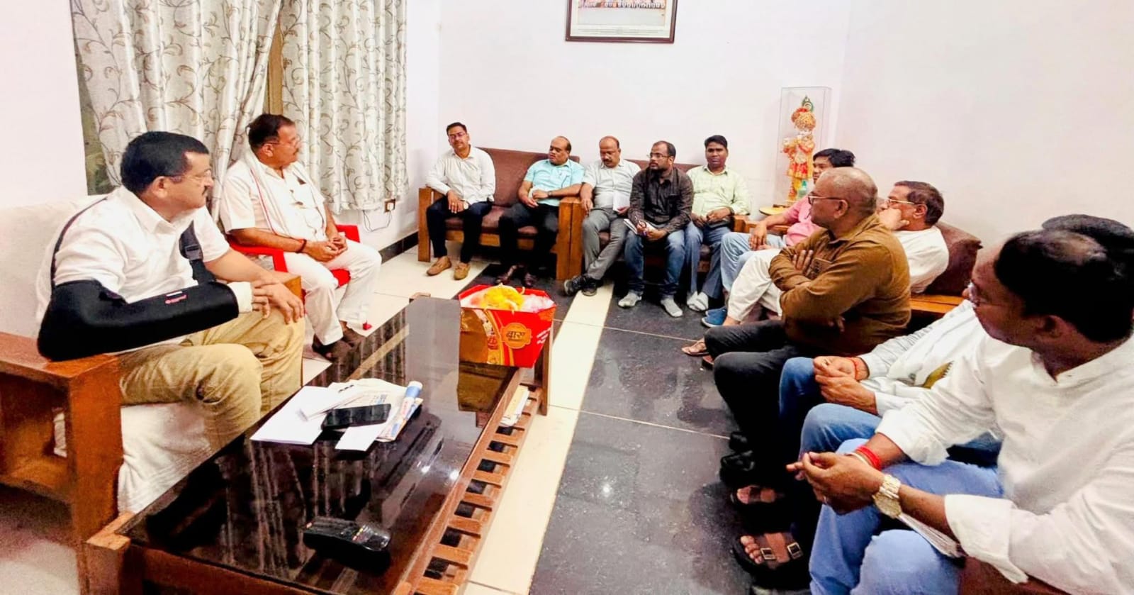 मंत्री रामकेश की अफसरों को 'दो टूक': बिजली व्यवस्था 'सुधारिये' नहीं तो 'कुर्सी' छोड़िए