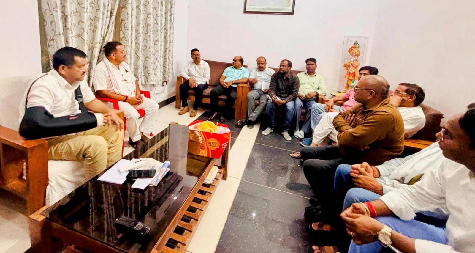 मंत्री रामकेश की अफसरों को 'दो टूक': बिजली व्यवस्था 'सुधारिये' नहीं तो 'कुर्सी' छोड़िए