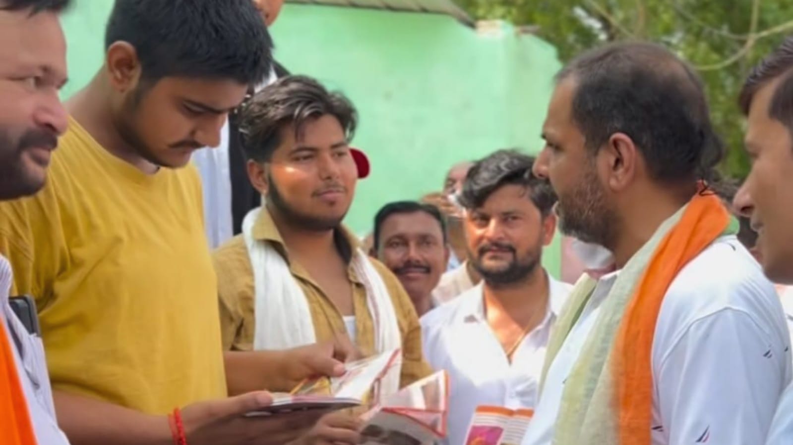 विधायक प्रकाश की 'झुलसती धूप' में जनसेवा यात्रा: घर-घर पहुंचकर सुन रहे जनता की पीड़ा