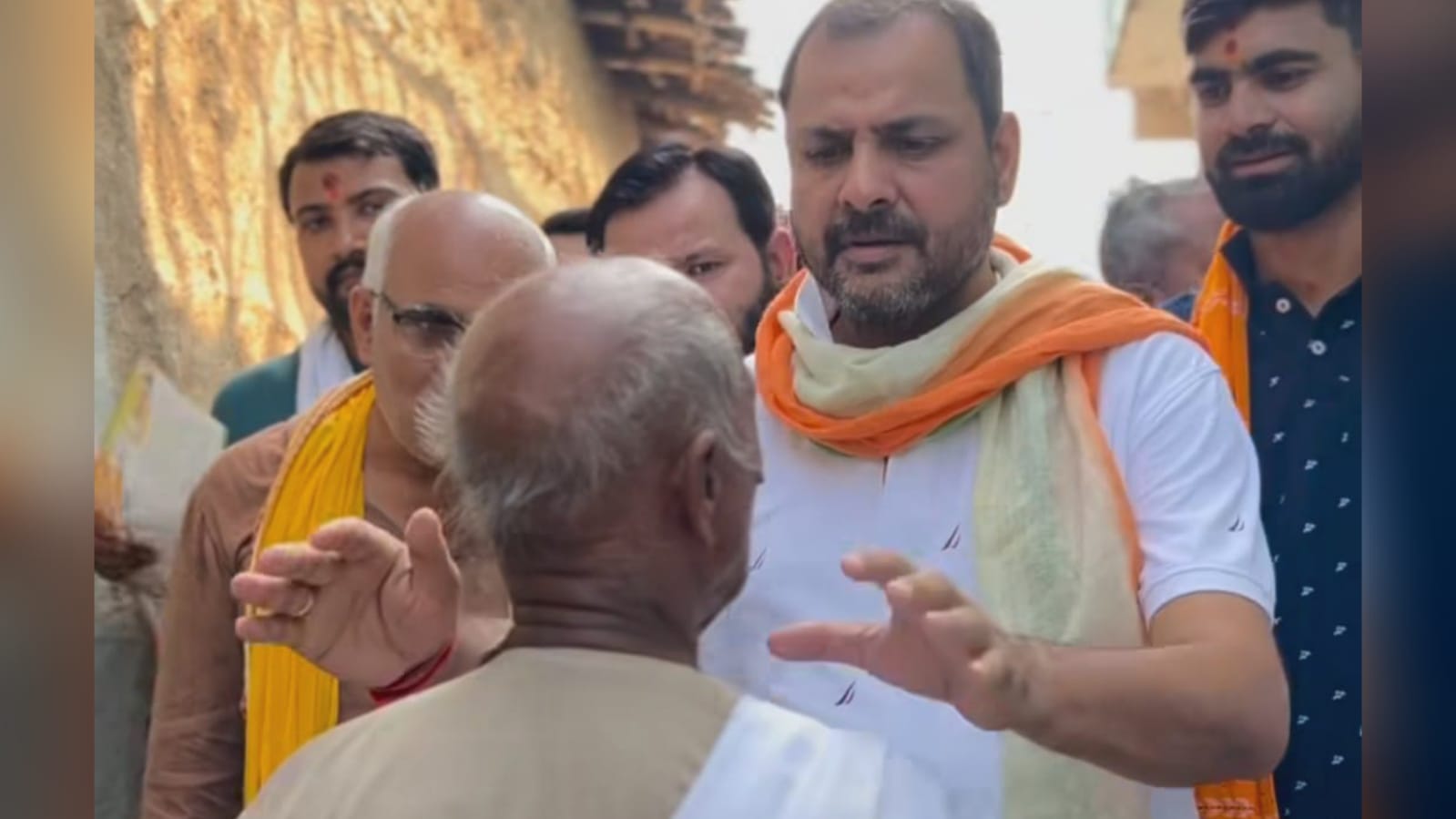 विधायक प्रकाश की 'झुलसती धूप' में जनसेवा यात्रा: घर-घर पहुंचकर सुन रहे जनता की पीड़ा