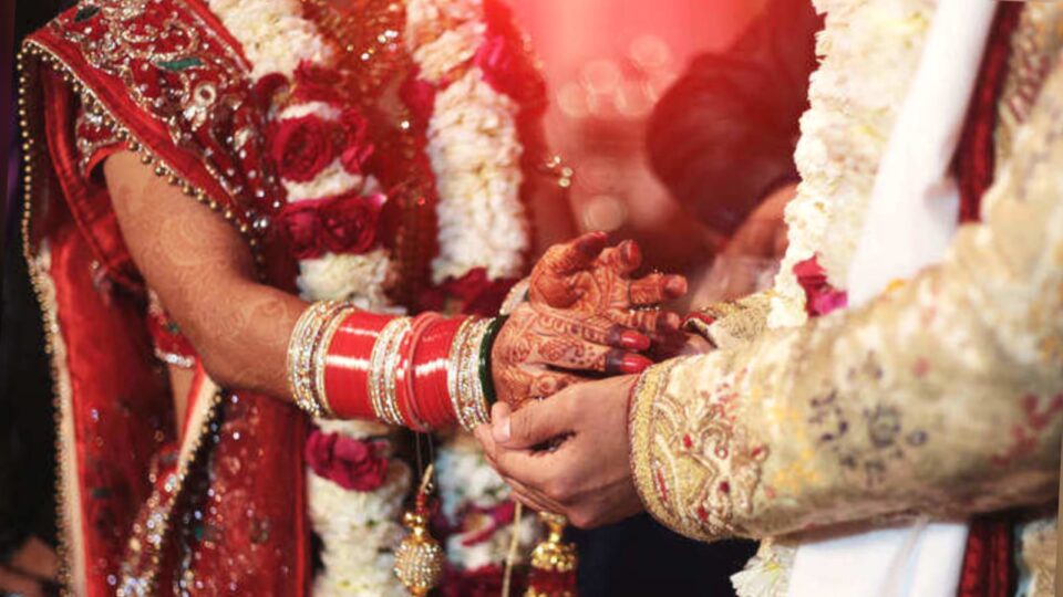 इश्क़ ने नहीं मानी बंदिशें: सिंदूर की लकीर ने जोड़ दिए दो दिल, मंदिर में हुआ 'प्रेम विवाह'