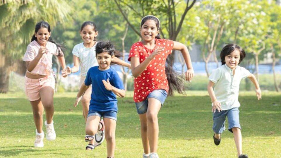 गर्मियों की छुट्टियों में बच्चों का धमाल: बाजारों में स्पोर्ट्स सामान की बंपर बिक्री