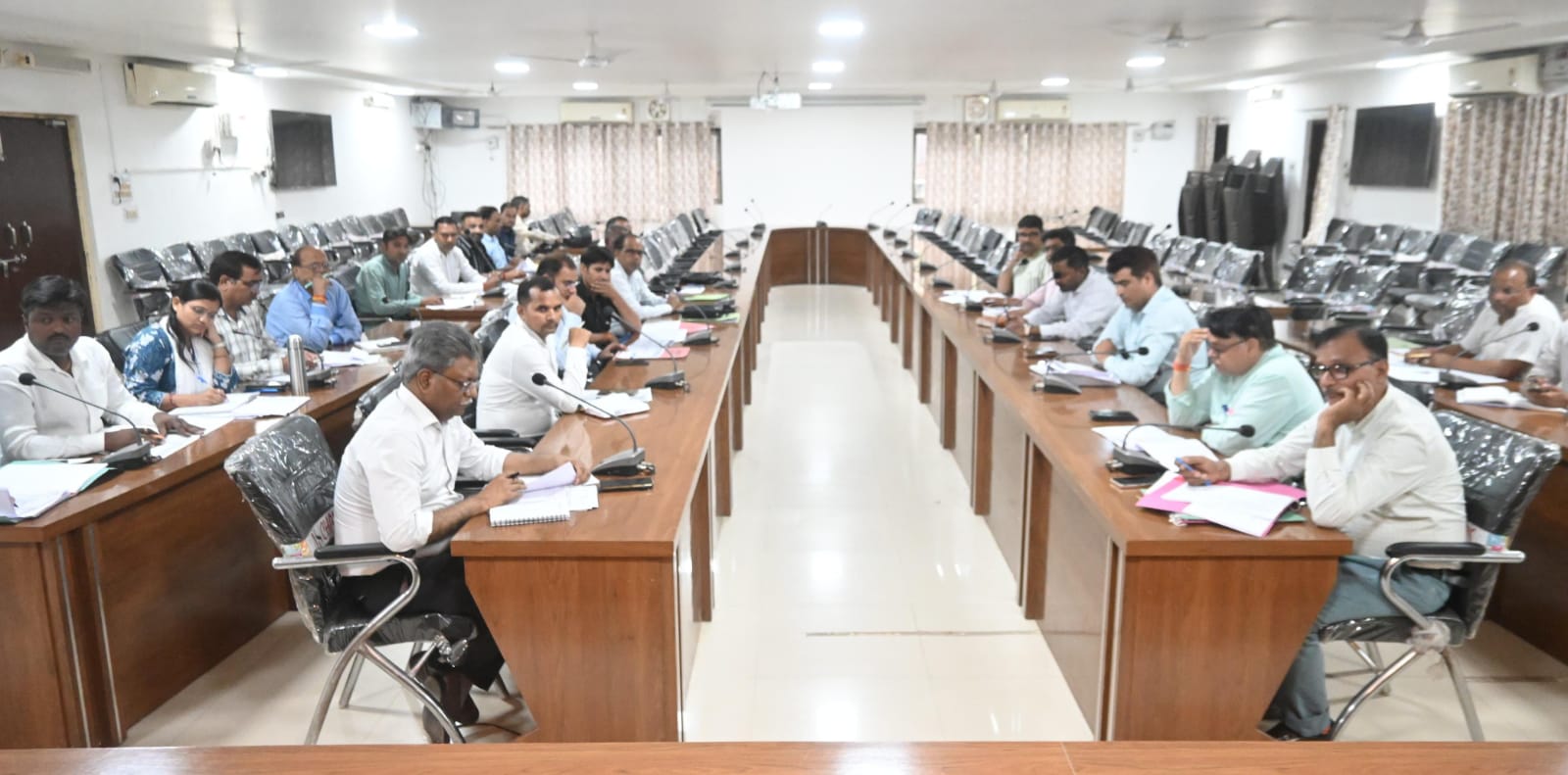 डीएम जे. रीभा का 'ढिलाई और लापरवाही' पर कड़ा तेवर: अधिकारियों को 'जमकर फटकार'