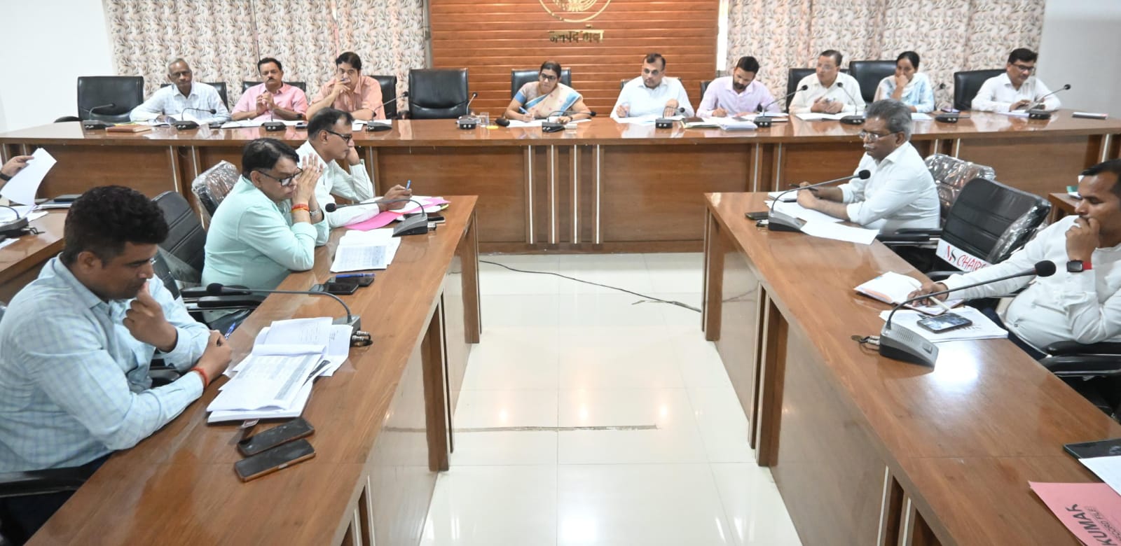 डीएम जे. रीभा का 'ढिलाई और लापरवाही' पर कड़ा तेवर: अधिकारियों को 'जमकर फटकार'