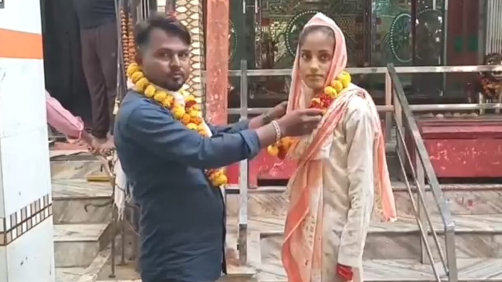इश्क़ ने नहीं मानी बंदिशें: सिंदूर की लकीर ने जोड़ दिए दो दिल, मंदिर में हुआ 'प्रेम विवाह'