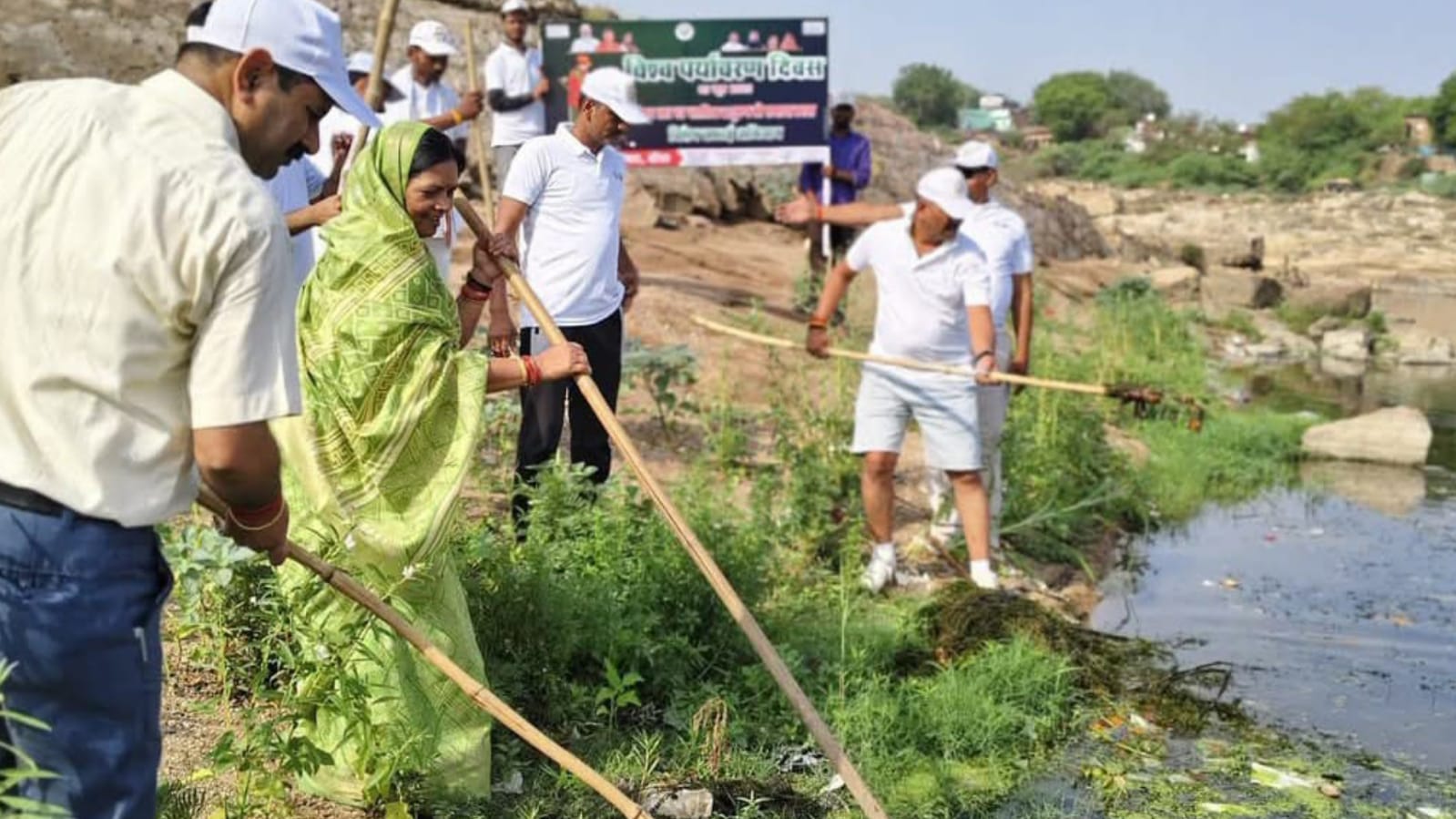 अध्यक्ष मालती के संकल्प ने उड़ाई 'प्रदूषण' की चादर: स्वच्छता से दिया 'पर्यावरण' को जीवन