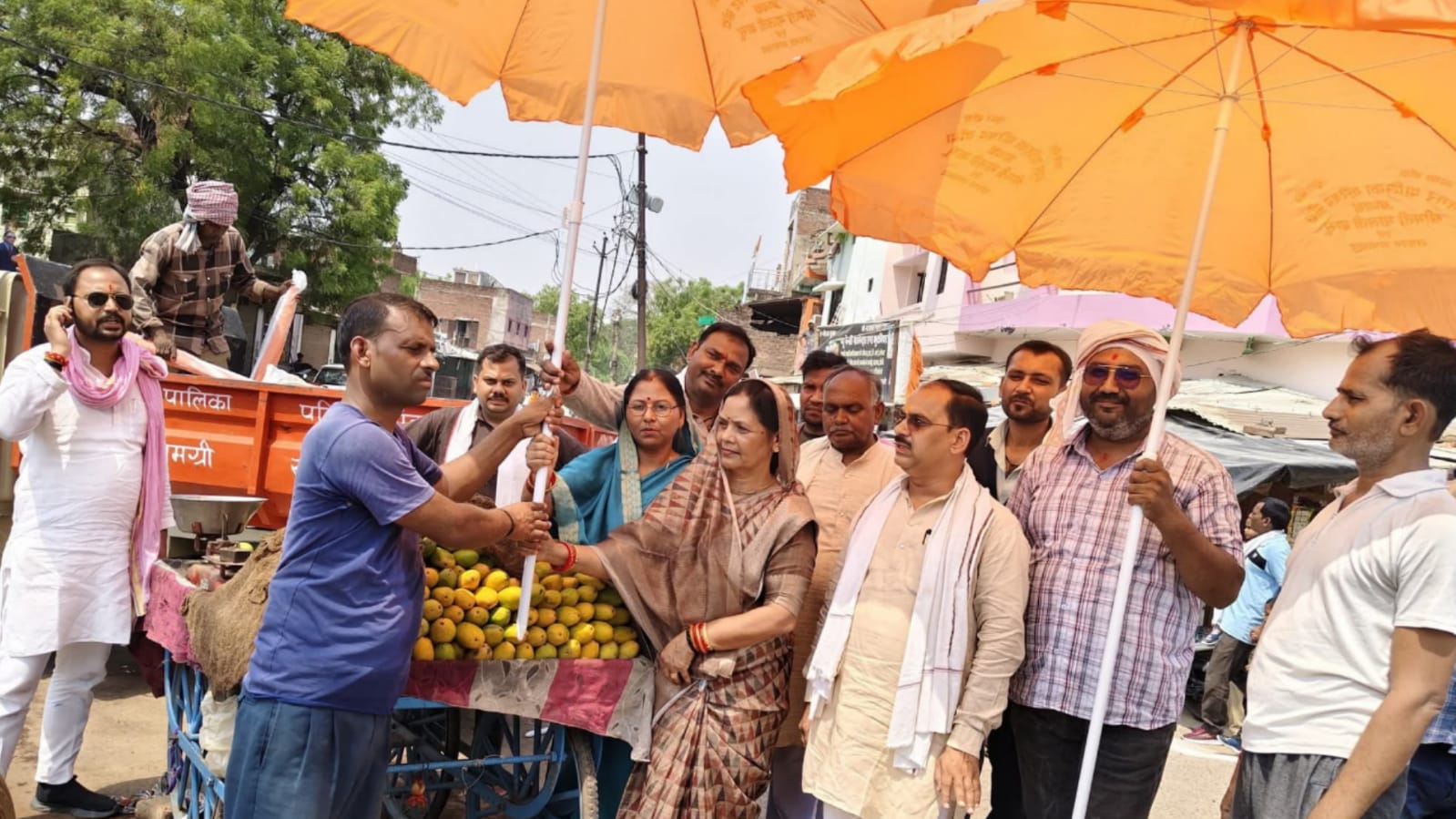 पालिका अध्यक्ष मालती बनीं 'गरीबों की ढाल': फुटपाथ दुकानदारों को बांटी 'संवेदना' की छांव