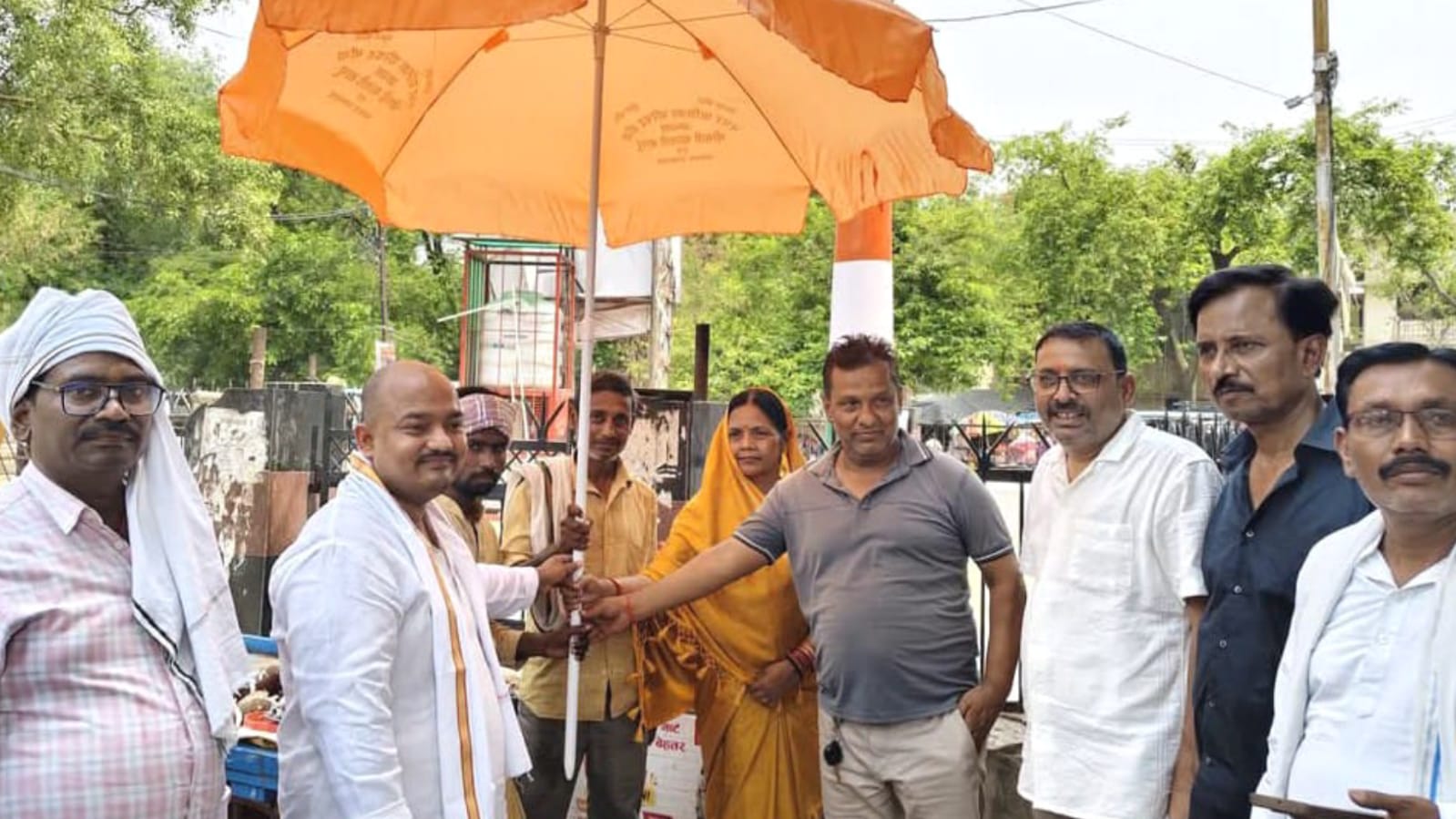 अध्यक्ष मालती और अंकित बने 'फरिश्ता': पटरी दुकानदारों को 'छाता बांट' जीत रहें हैं 'दिल'