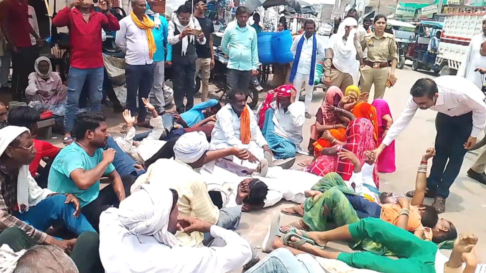 बिजली के लिए 'तरसती' 3 हजार ज़िंदगियां: ग्रामीणों का फूटा गुस्सा, हाईवे पर लगाया जाम