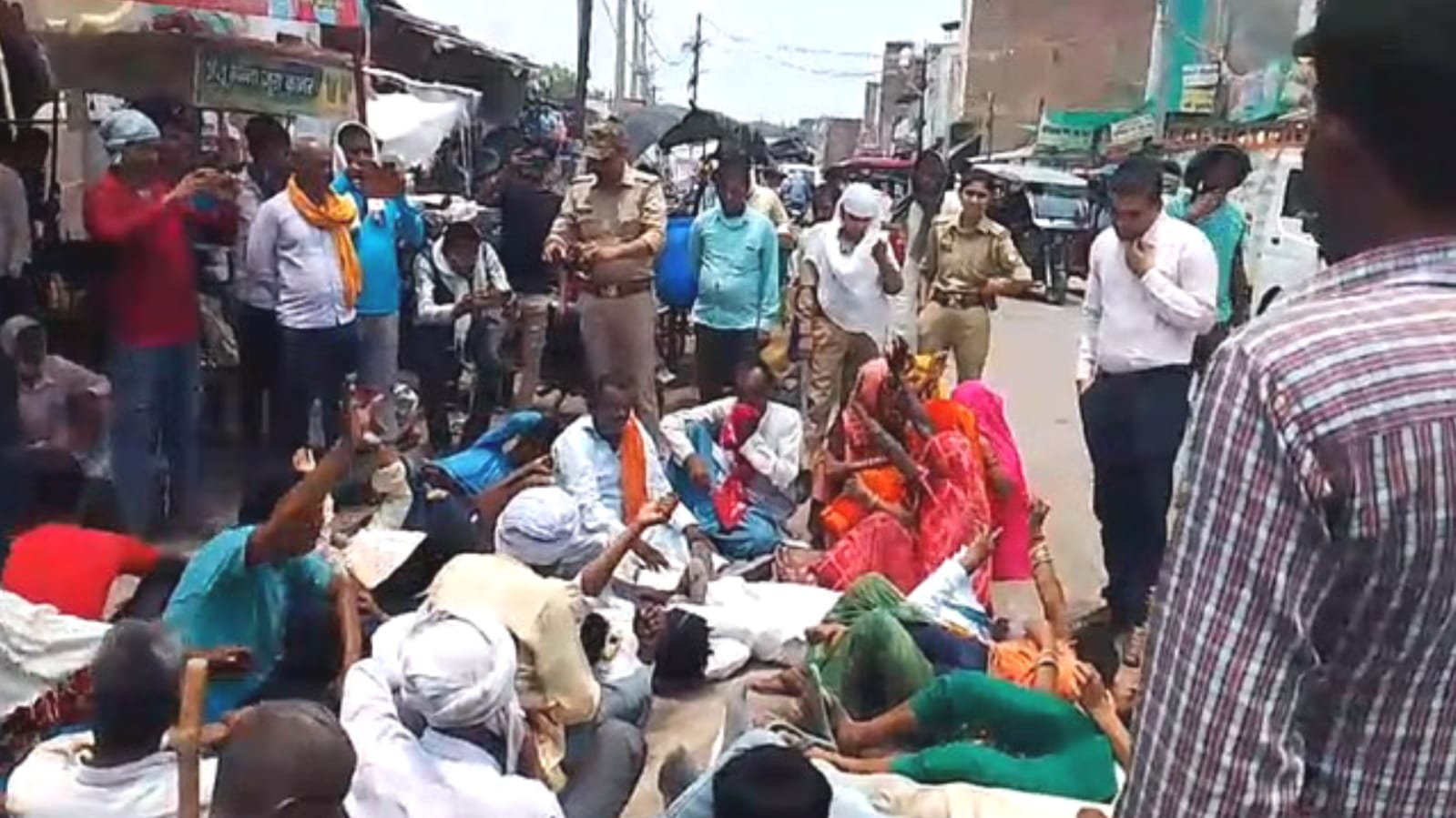 बिजली के लिए 'तरसती' 3 हजार ज़िंदगियां: ग्रामीणों का फूटा गुस्सा, हाईवे पर लगाया जाम