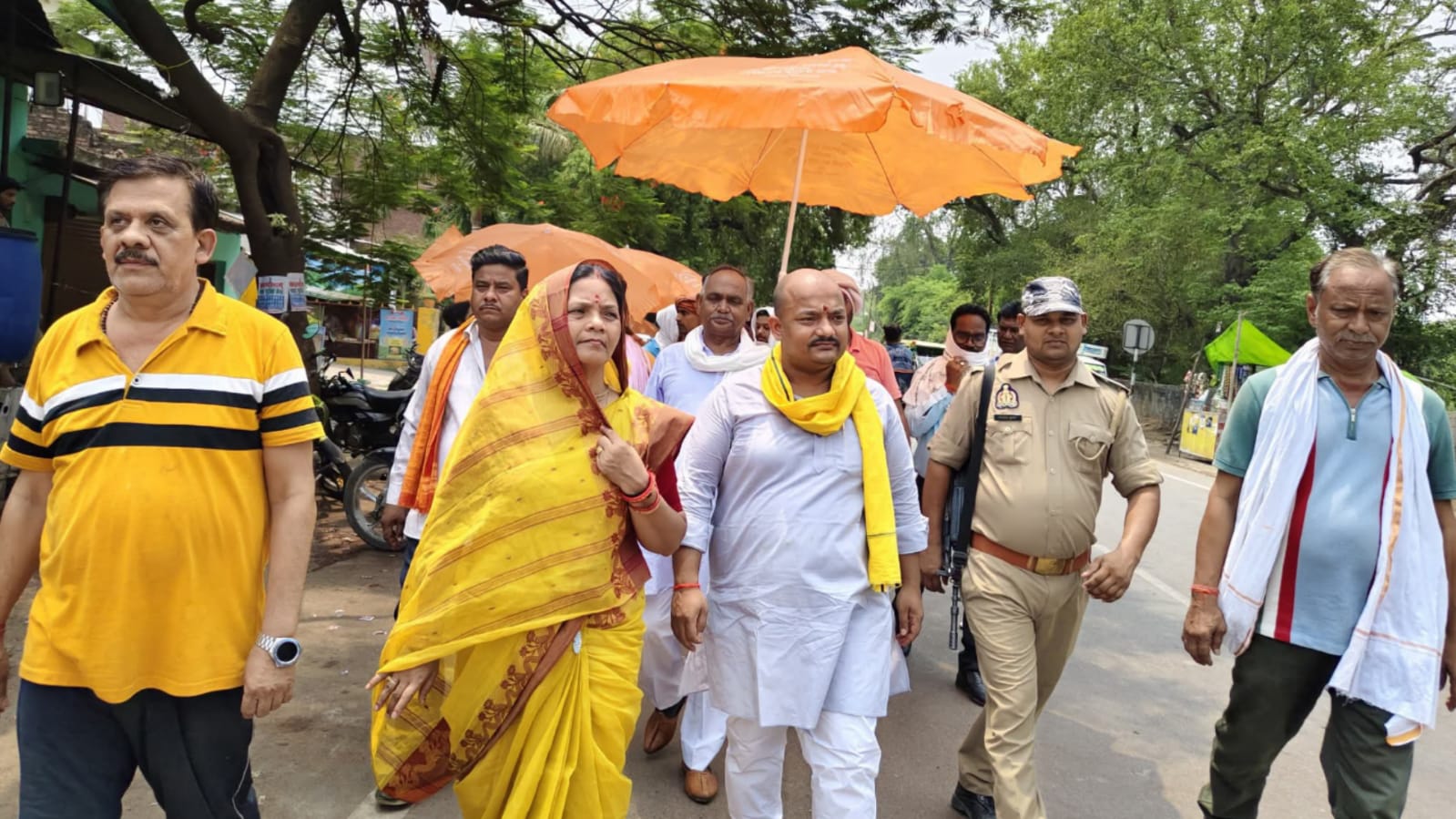 अध्यक्ष मालती का 'छाता अभियान' बना जन चर्चा : दिलों में बस गई 'मानवता' की 'ठंडी छांव'