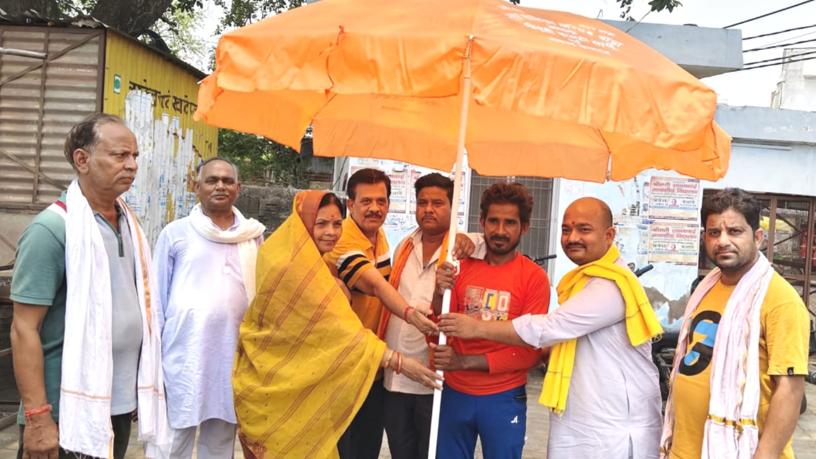 अध्यक्ष मालती का 'छाता अभियान' बना जन चर्चा : दिलों में बस गई 'मानवता' की 'ठंडी छांव'