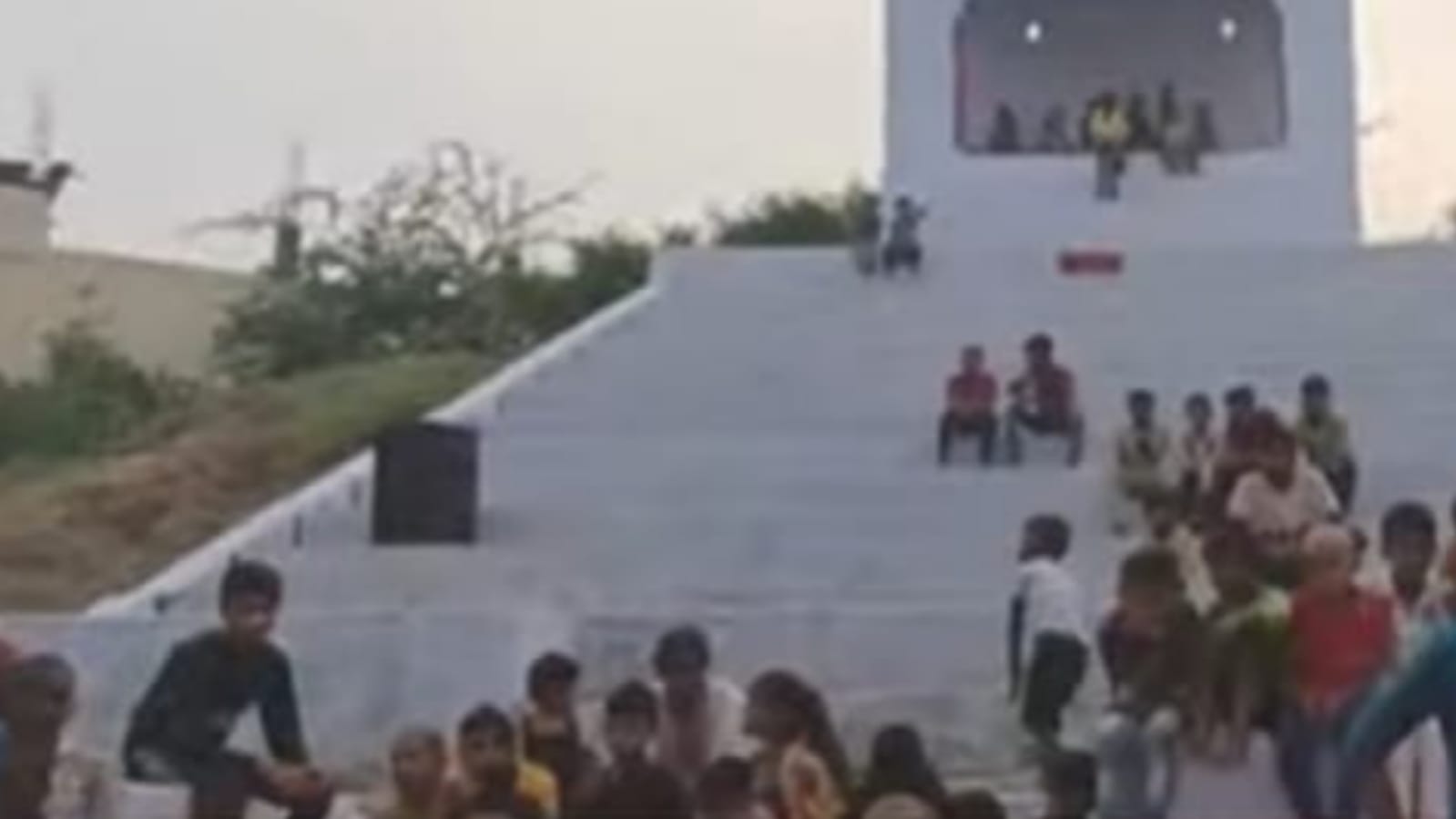 माफियाओं नें राजस्व कर्मियों की मिलीभगत से बांदा में अरबों की भूमि हड़पी ? प्रशासन मौन !