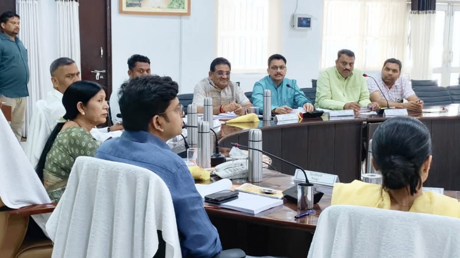 सांसद और ब्लॉक प्रमुख की फटकार से काँप उठे विभाग: चित्रकूट में योजनाओं का हुआ पोस्टमार्टम