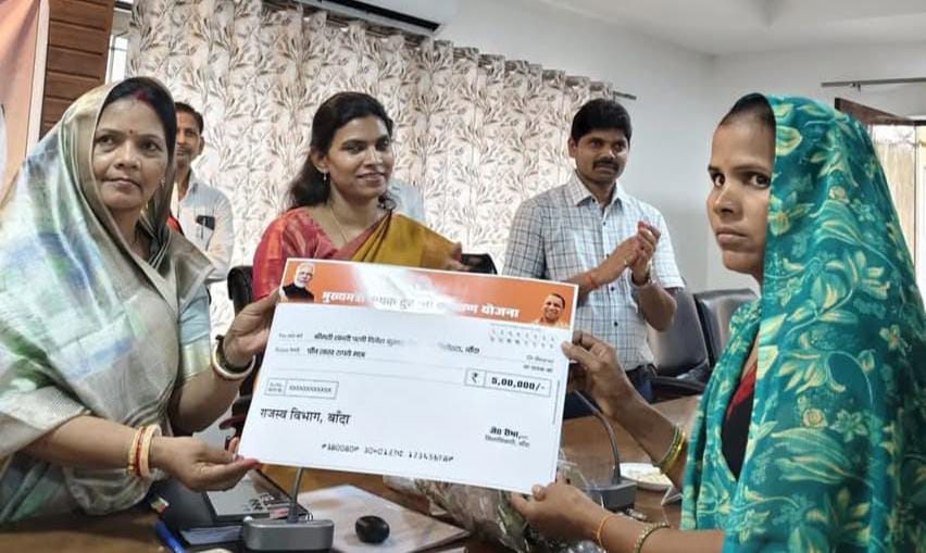 मालती बासू नें बांटा योगी सरकार का राहत पैकेज: किसान परिवारों के जख्मों पर मरहम