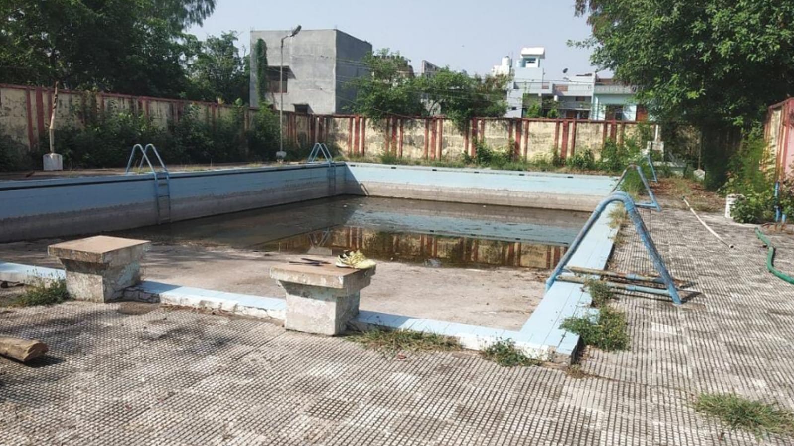स्टेडियम बना अफसरशाही की कब्रगाह: स्विमिंग पूल बंद, खिलाड़ियों की हिम्मत तोड़ता सिस्टम