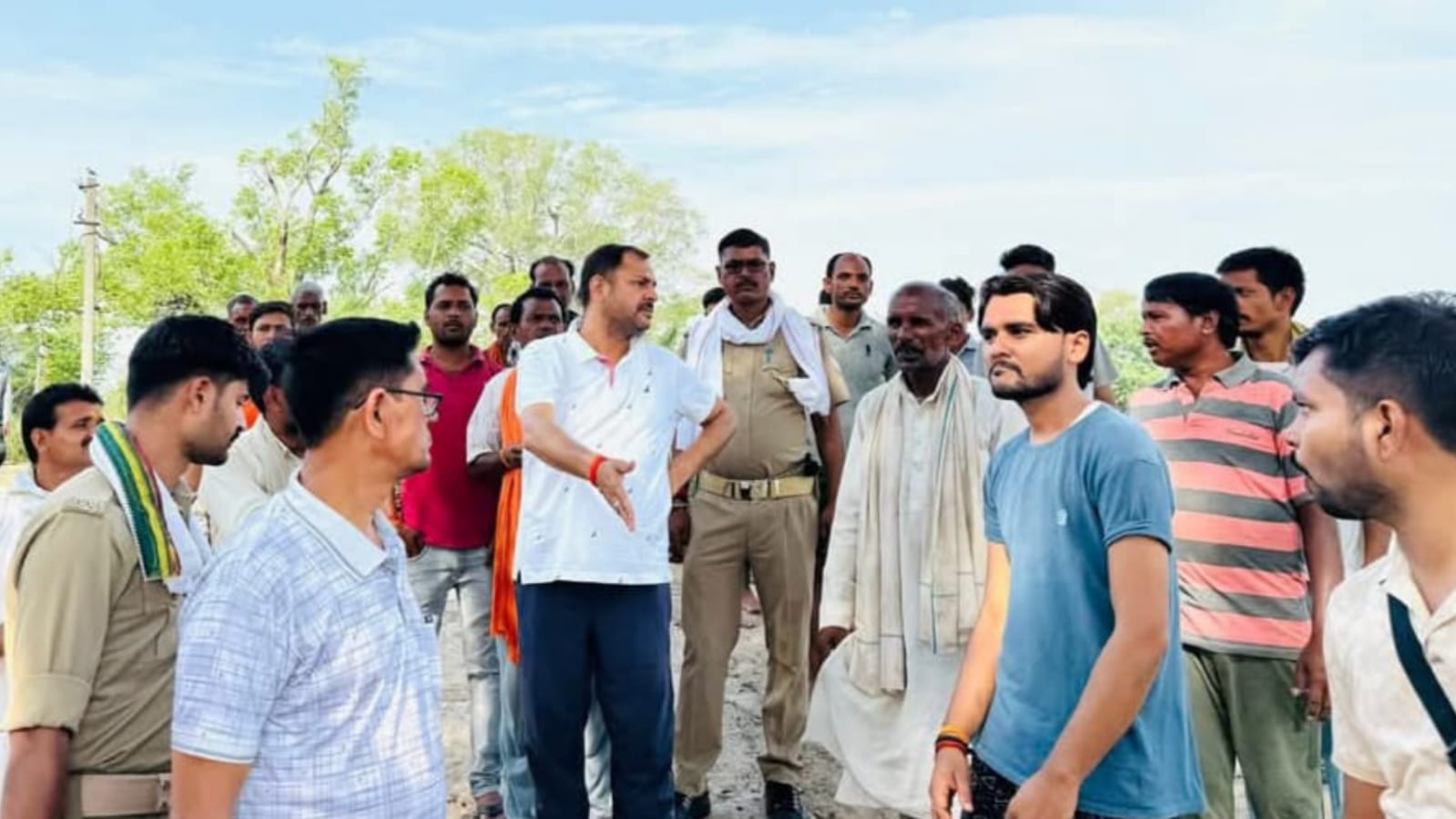 विधायक प्रकाश की चौपाल बनी 'लोकतंत्र' का प्रतीक: गांव-गांव गूंज रही 'जनसेवा' की आवाज़