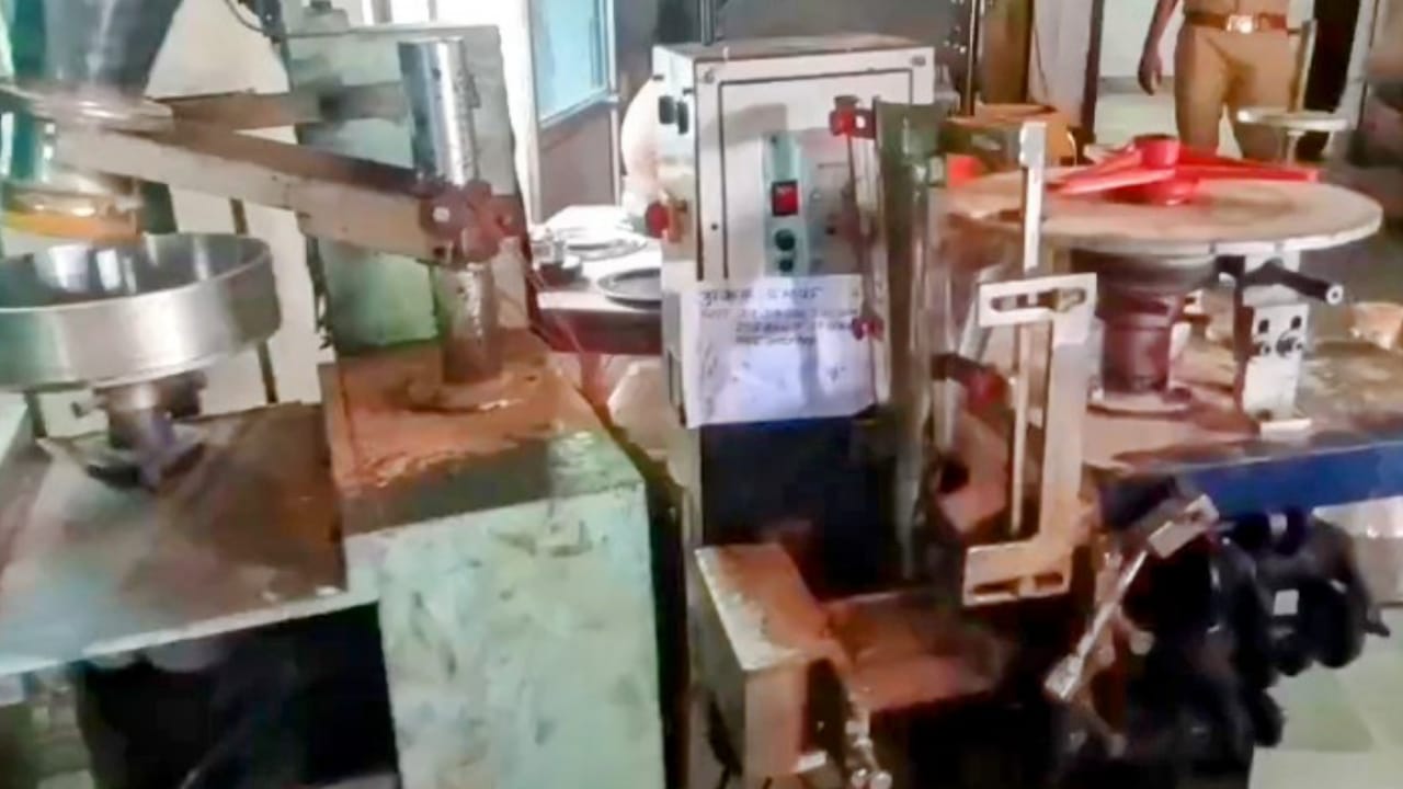 अवैध गुटखा फैक्ट्री का भंडाफोड़ : 18 लाख का ज़हरीला माल बरामद, दो गिरफ्तार