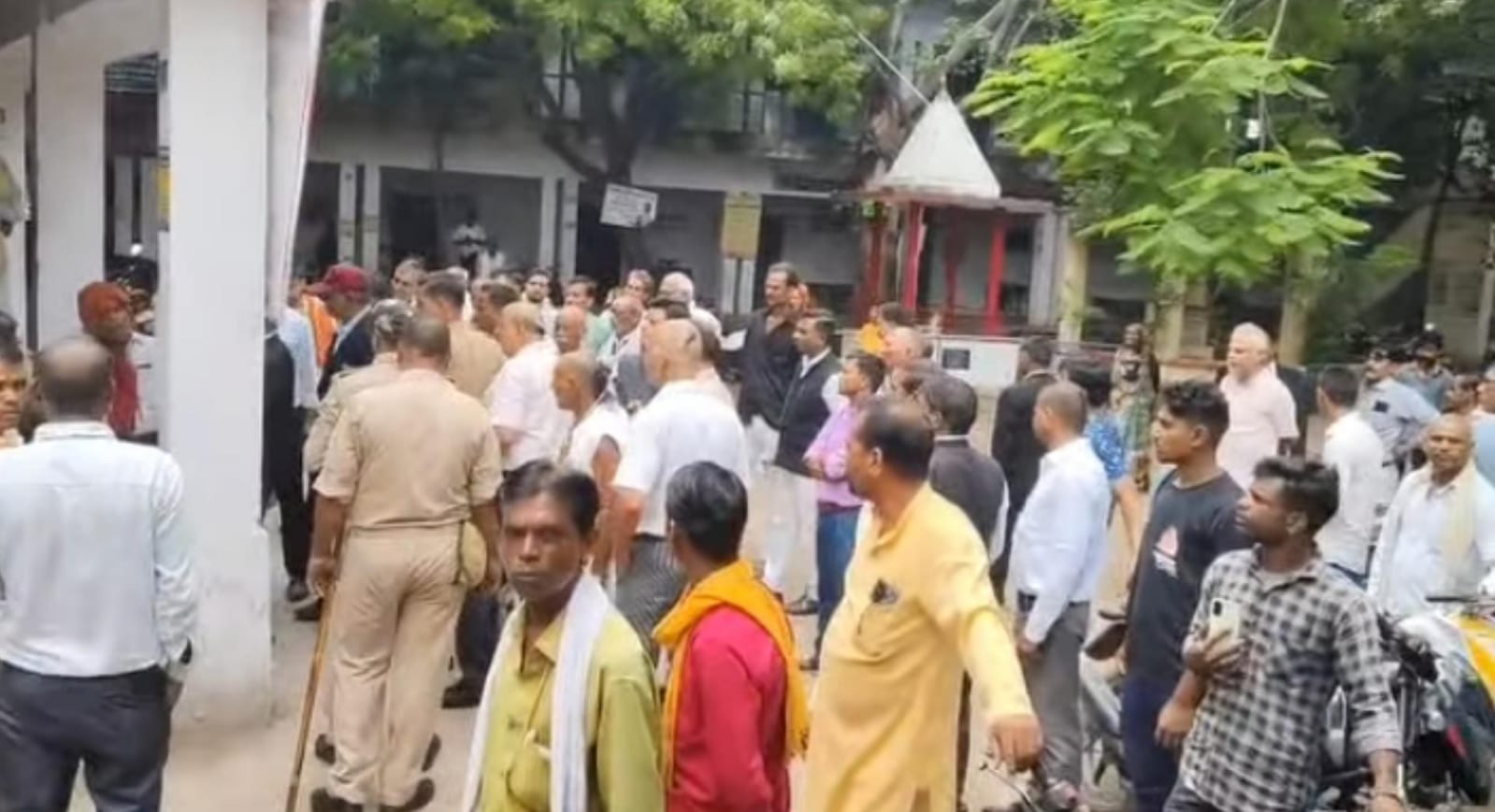 अधिवक्ताओ में खूनी संघर्ष: कचहरी में चैंबर बना रणक्षेत्र, सपा नेता के अलॉटमेंट से भड़की हिंसा