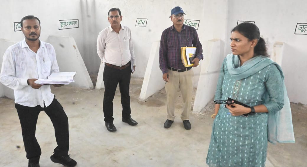 डीएम रीभा का चला 'प्रशासनिक डंडा':अफसरों पर कसा शिकंजा, लापरवाही नहीं बर्दाश्त