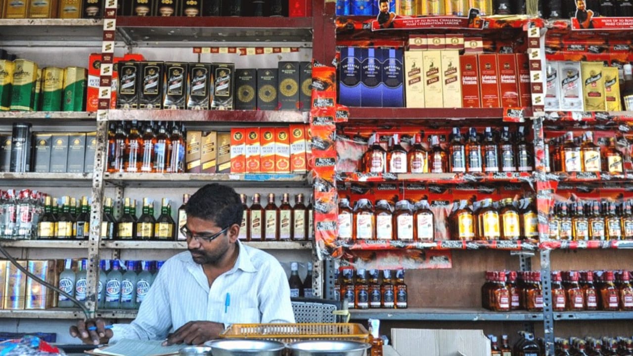 धर्मेंद्र कुमार का 'कमाई मंत्र' हुआ सुपरहिट: बांदा आबकारी विभाग ने 'प्रदेश में रचा कीर्तिमान'