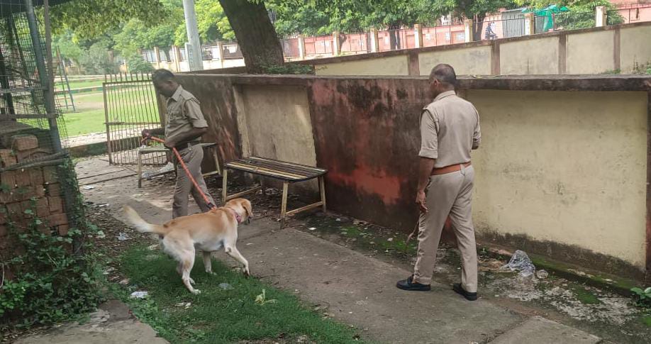 अफसरशाही का 'घिनौना चेहरा' उजागर: कुत्तों की चौकीदारी में खाकी वर्दी, प्रशासन मौन