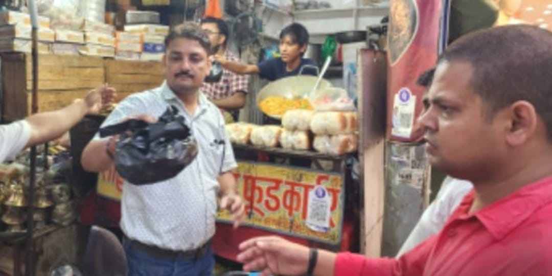 प्लास्टिक पर पालिका का ‘बड़ा प्रहार’: बाजार में मचा हडपकंप, दुकानों से भारी मात्रा में जब्ती