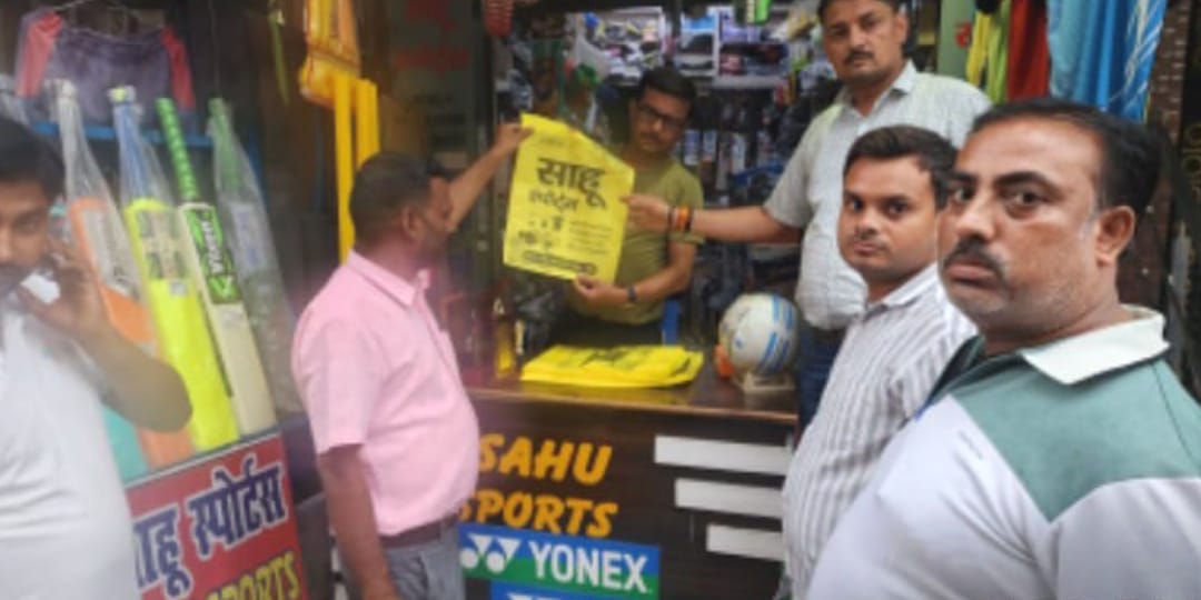 प्लास्टिक पर पालिका का ‘बड़ा प्रहार’: बाजार में मचा हडपकंप, दुकानों से भारी मात्रा में जब्ती