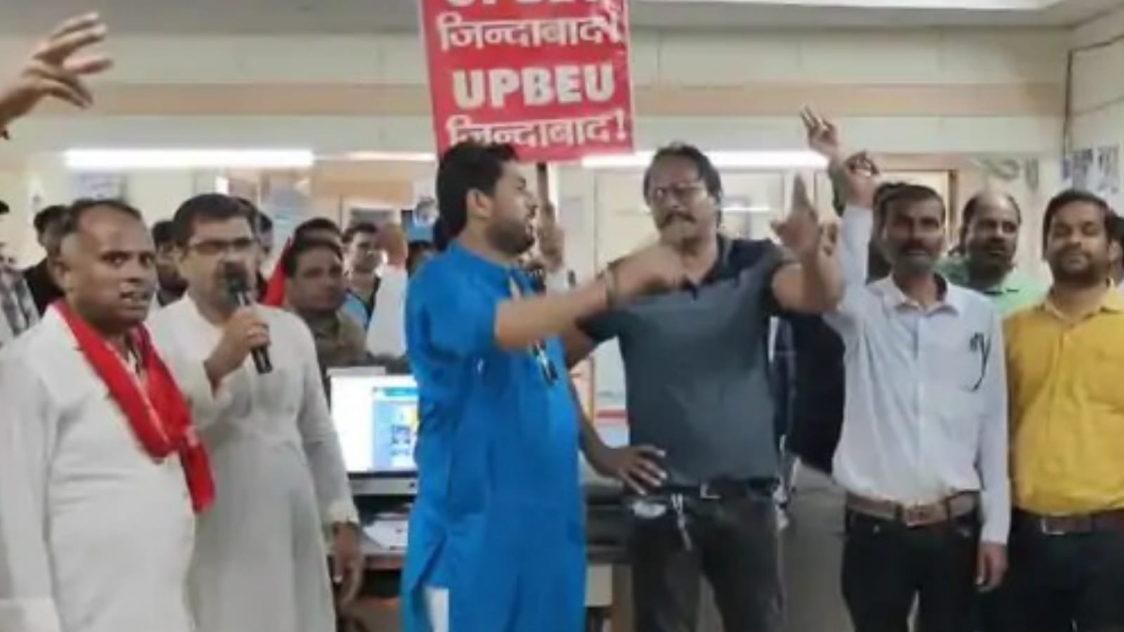 निजीकरण की आंच में "जला" बांदा का बैंकिंग सिस्टम: सरकार के 'विरोध' में जोरदार हड़ताल