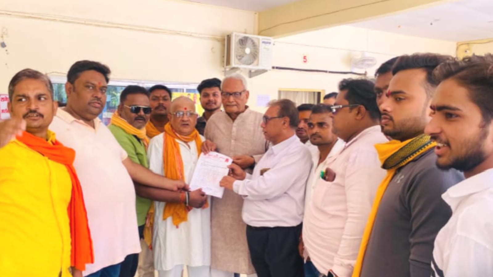 विहिप का अल्टीमेटम: सावन में मंदिर रास्तों से हटें मांस की दुकानें, वरना होगी ‘जन कार्यवाही’