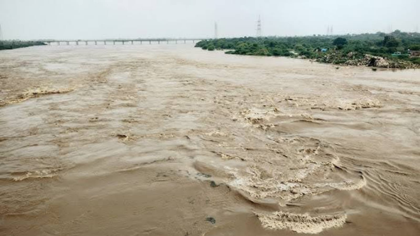 बांदा में बाढ़ का संभावित कहर: नदिया उफान में, प्रशासन की तैयारियां फेल !