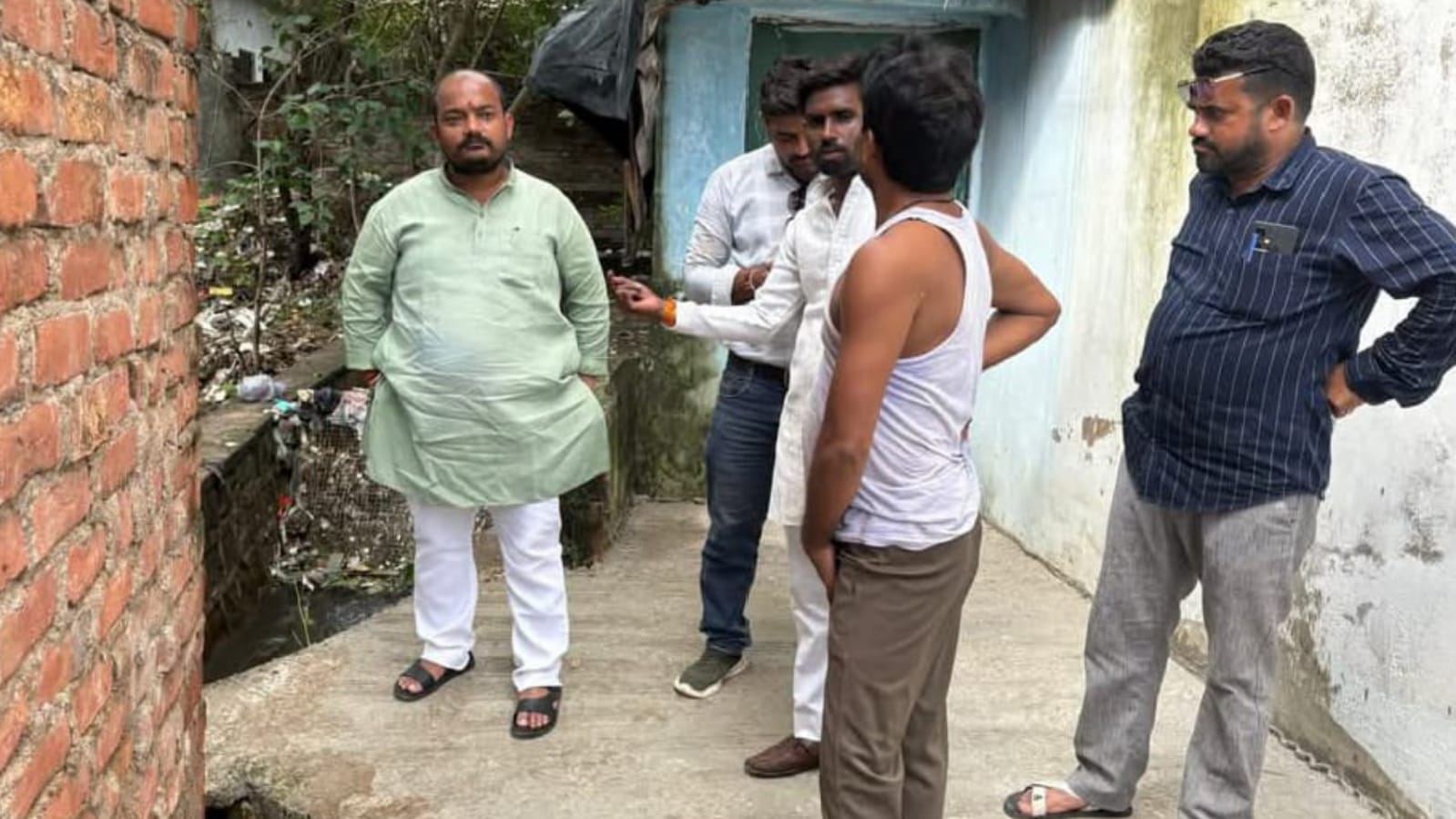 प्रतिनिधि अंकित 'घटिया निर्माण' पर 'भड़के': भुगतान रोकने की दी चेतावनी