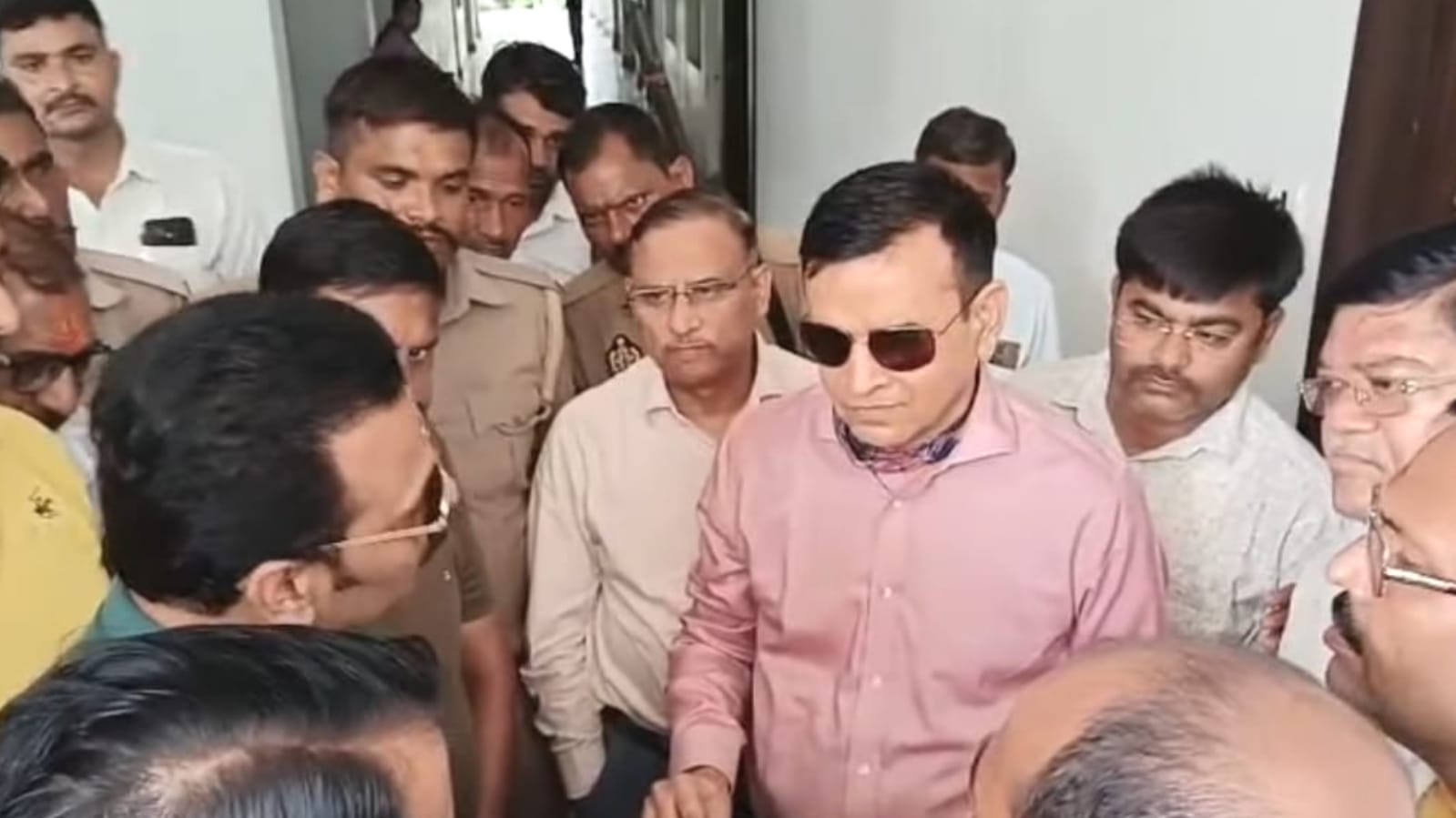 बबेरू बुलडोजर कांड बना जन विद्रोह: तानाशाही के खिलाफ ज्ञापन, कमिश्नर करायेंगे जांच