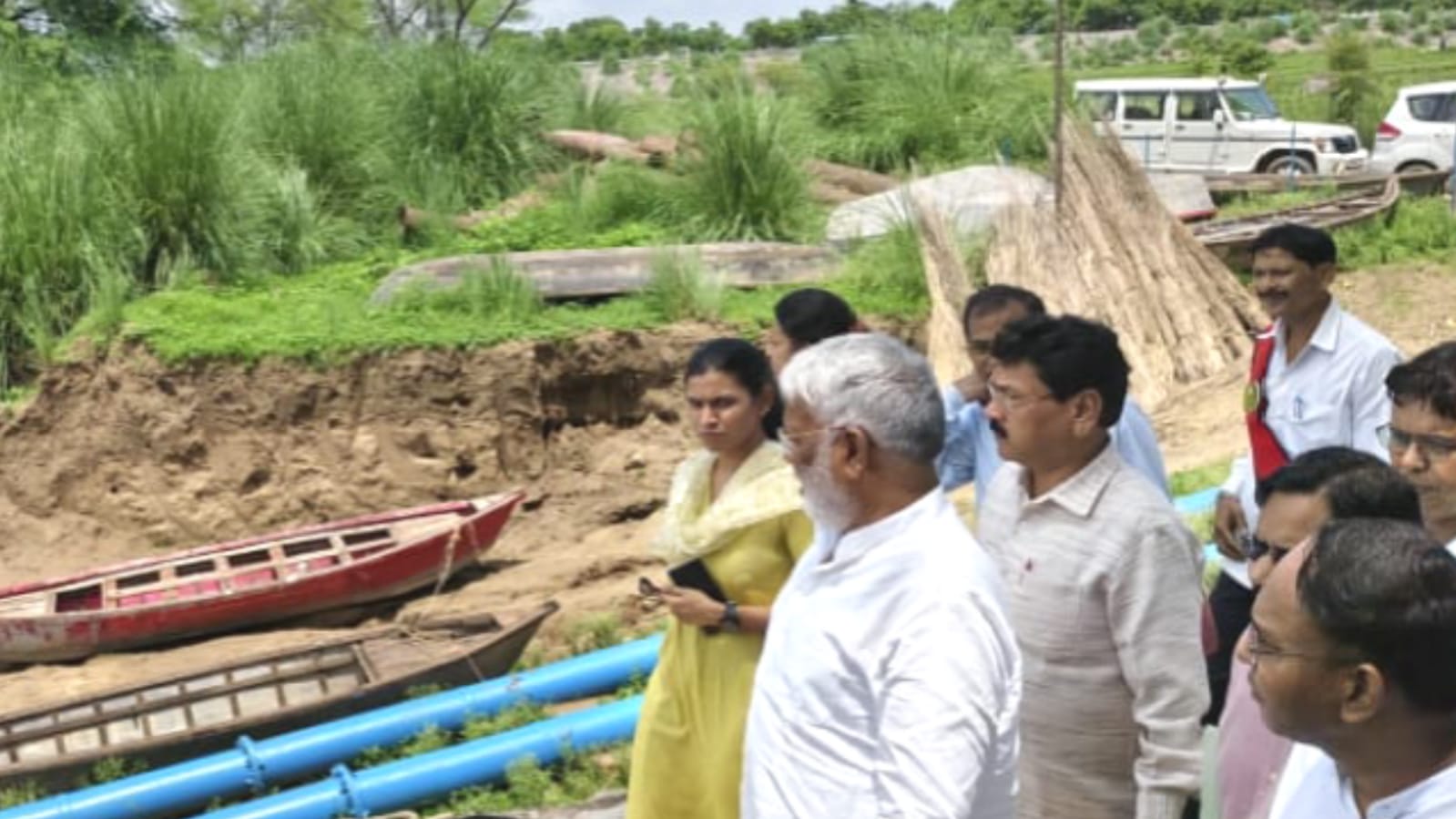मंत्री स्वतंत्र देव की 'सख्त' हिदायत: कहा- नहीं चलेगी 'ढील', बाढ़ से पहले प्रशासन रहे चौकन्ना